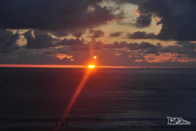 O sol nasce na Punta del Diablo, no litoral do Uruguai